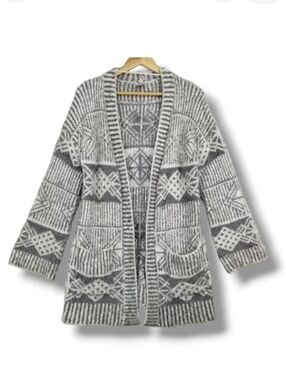 Cupio Fuzzy Knit Oversized Cardigan Sweater Medium Gray‎ White Tribal